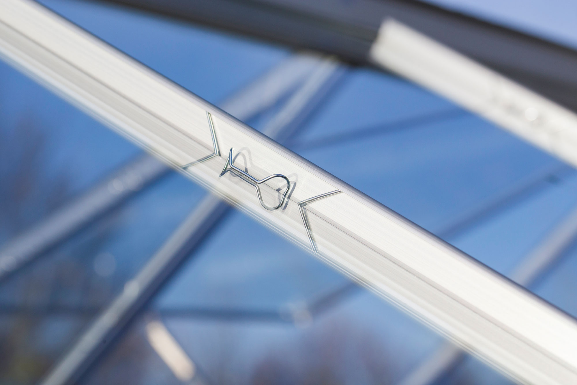 Veranschaulichung wie die Verglasung (ESG) hier ist mit Federklammern Am Alu eloxierten Profil befestigt ist.