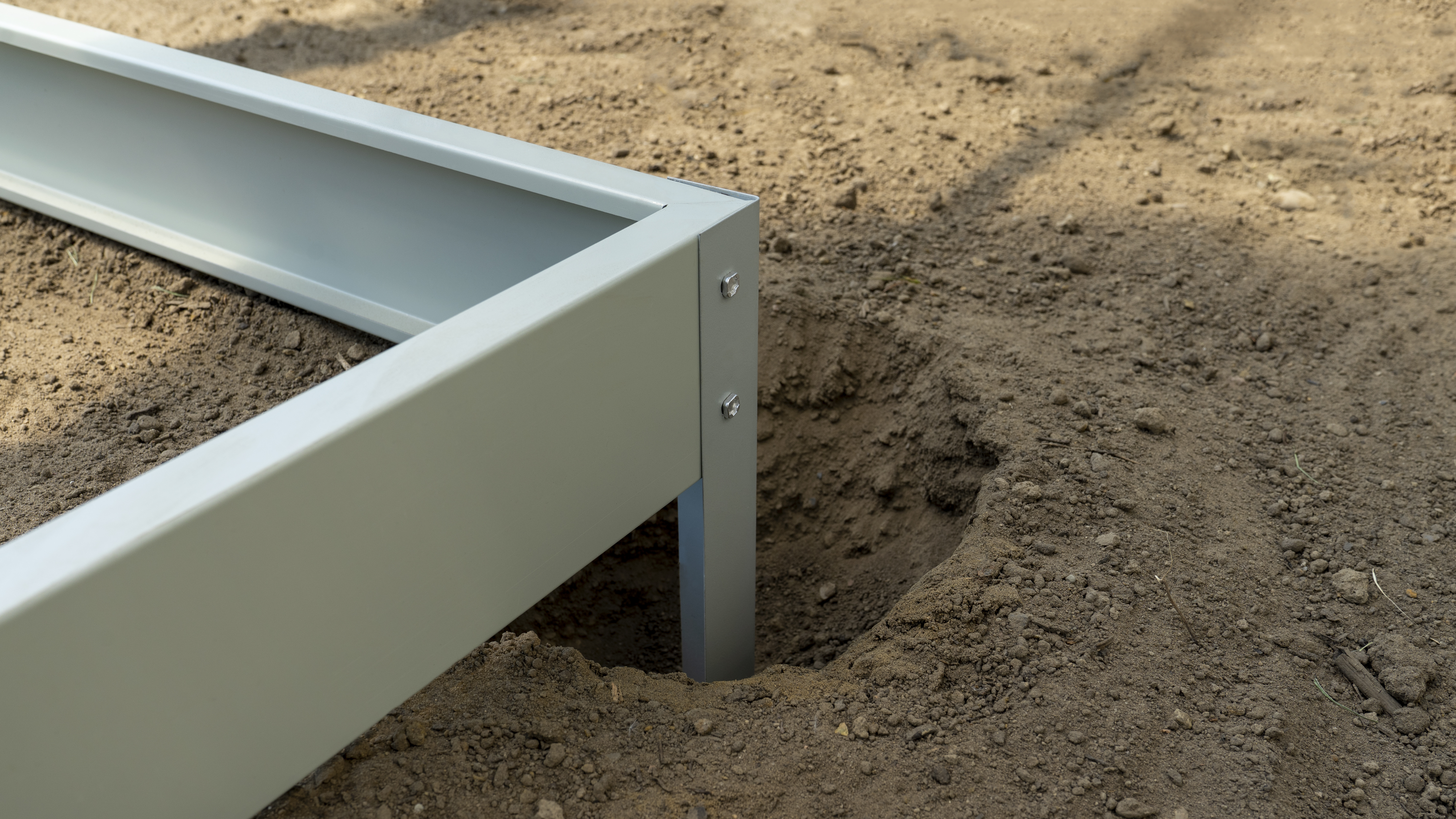 Stahlfundamentrahmen in der Erde