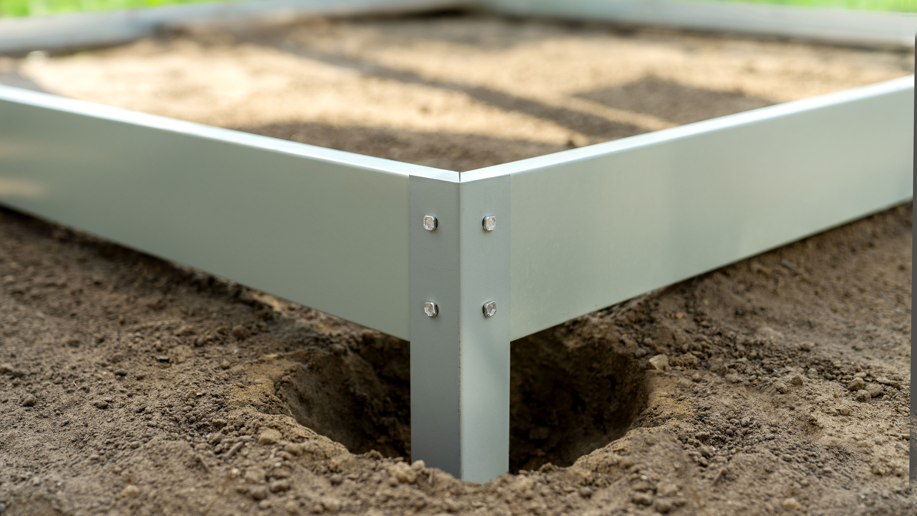 Stahlfundamentrahmen in der Erde